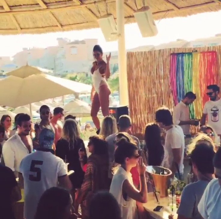 Εύη Αδάμ: Με άσπρο μαγιό ανεβασμένη στη μπάρα σε κλαμπ της Τουρκίας -Κάνει την dj [εικόνες]  | iefimerida.gr 5