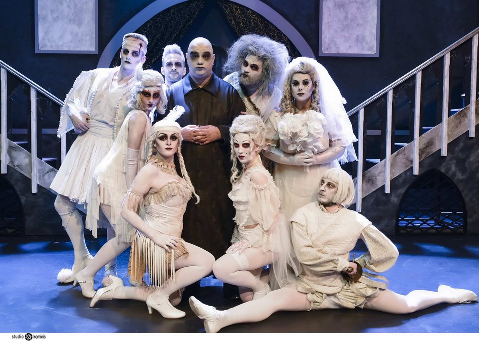 Η «Οικογένεια Άνταμς» με τον Αντώνη Καφετζόπουλο κάνει φοβερά μαγικά στο θέατρο Βέμπο [εικόνες] | iefimerida.gr 3