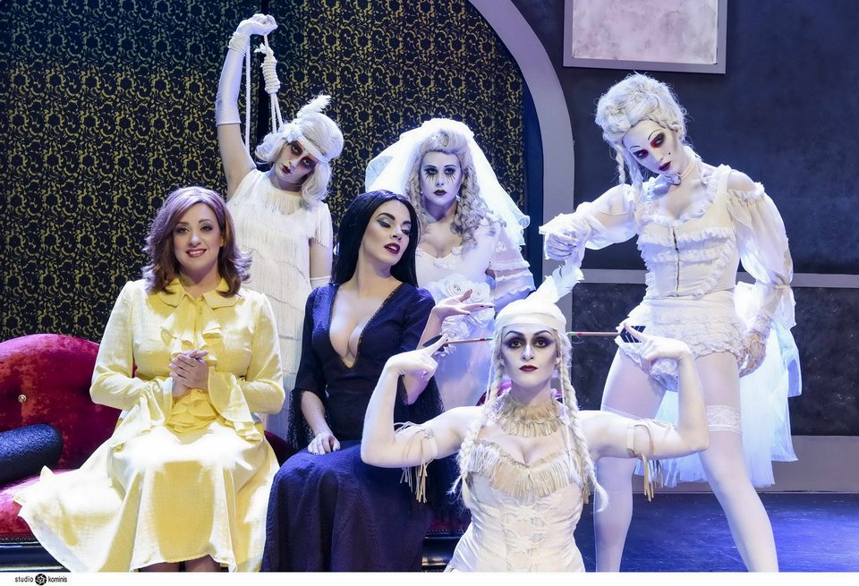 Η «Οικογένεια Άνταμς» με τον Αντώνη Καφετζόπουλο κάνει φοβερά μαγικά στο θέατρο Βέμπο [εικόνες] | iefimerida.gr 1