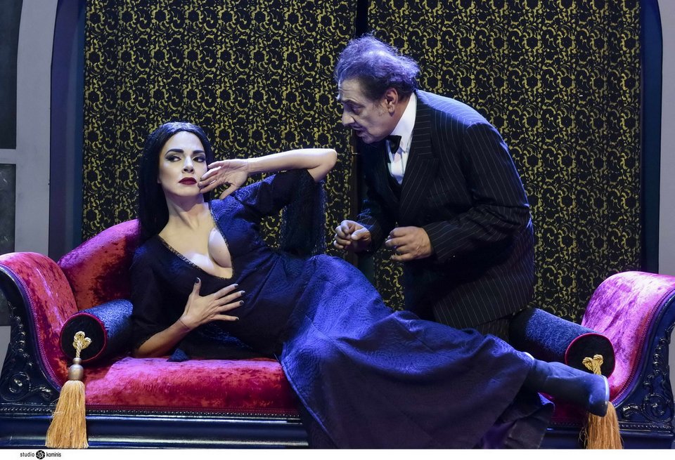 Η «Οικογένεια Άνταμς» με τον Αντώνη Καφετζόπουλο κάνει φοβερά μαγικά στο θέατρο Βέμπο [εικόνες] | iefimerida.gr 0