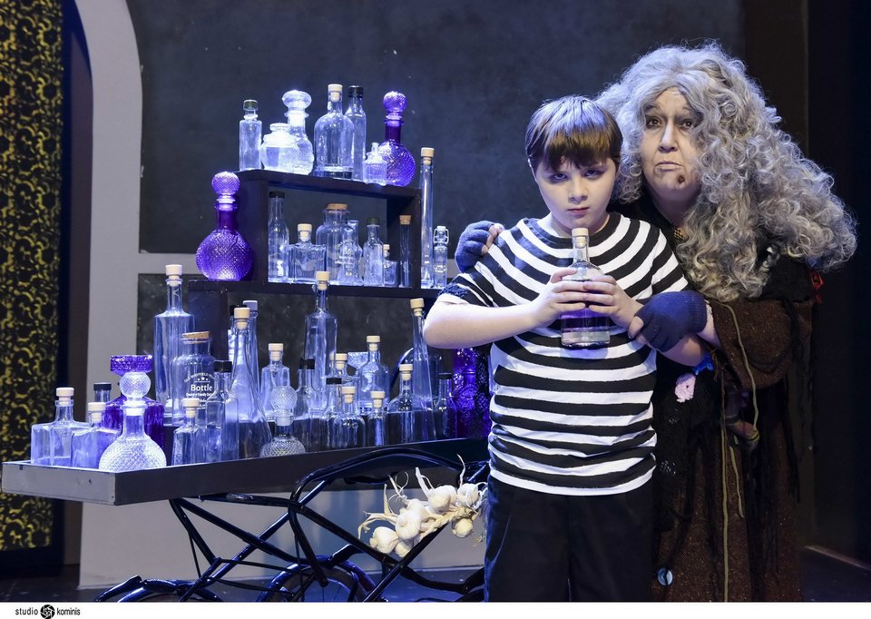 Η «Οικογένεια Άνταμς» με τον Αντώνη Καφετζόπουλο κάνει φοβερά μαγικά στο θέατρο Βέμπο [εικόνες] | iefimerida.gr 4