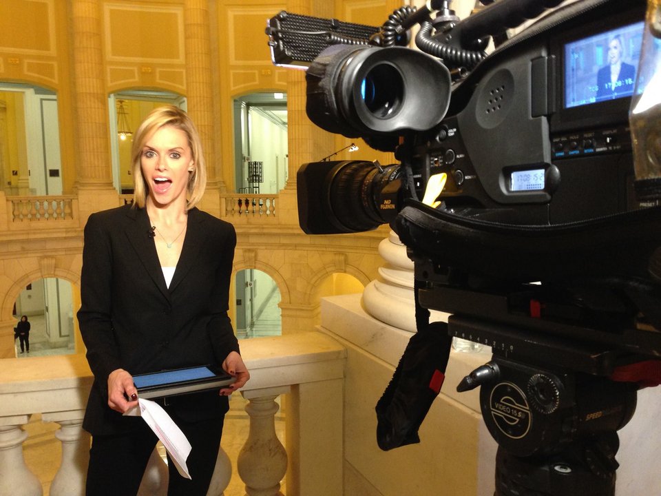 Η όμορφη παρουσιάστρια του Russia Today που παρακαλάει στον «αέρα» τον Βαρουφάκη να πάει στην εκπομπή της [εικόνες & βίντεο] | iefimerida.gr 1