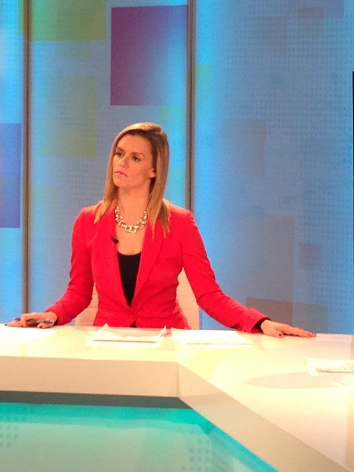 Η όμορφη παρουσιάστρια του Russia Today που παρακαλάει στον «αέρα» τον Βαρουφάκη να πάει στην εκπομπή της [εικόνες & βίντεο] | iefimerida.gr 4