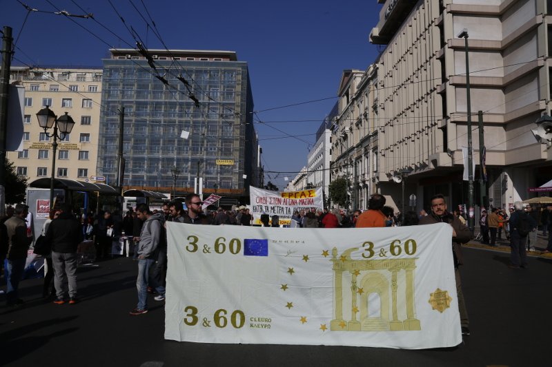 Πορεία της ΑΔΕΔΥ και του ΠΑΜΕ -«Οχι άλλες περικοπές, σκίστε τα Μνημόνια που λέγατε εχθές» [εικόνες] | iefimerida.gr 3