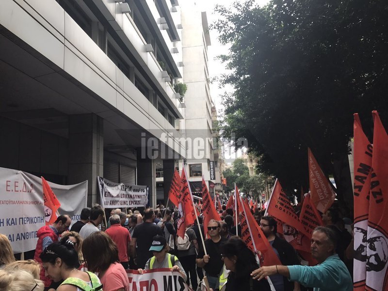 Στην κινητοποίηση μετέχουν επίσης μέλη της ΠΟΕ ΟΤΑ και της ΠΟΕΔΗΝ