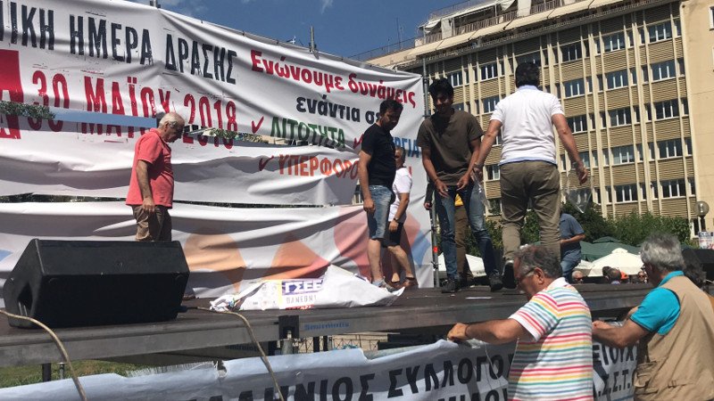 Επίθεση κρανοφόρων στη συγκέντρωση της ΑΔΕΔΥ -Πέταξαν αυγά στους διαδηλωτές [εικόνες] | iefimerida.gr 7