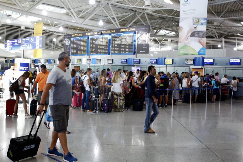 Με αεροπλάνα και βαπόρια οι αδειούχοι εγκαταλείπουν την Αθήνα -Χαμός σε αεροδρόμιο και λιμάνια [εικόνες] | iefimerida.gr 6