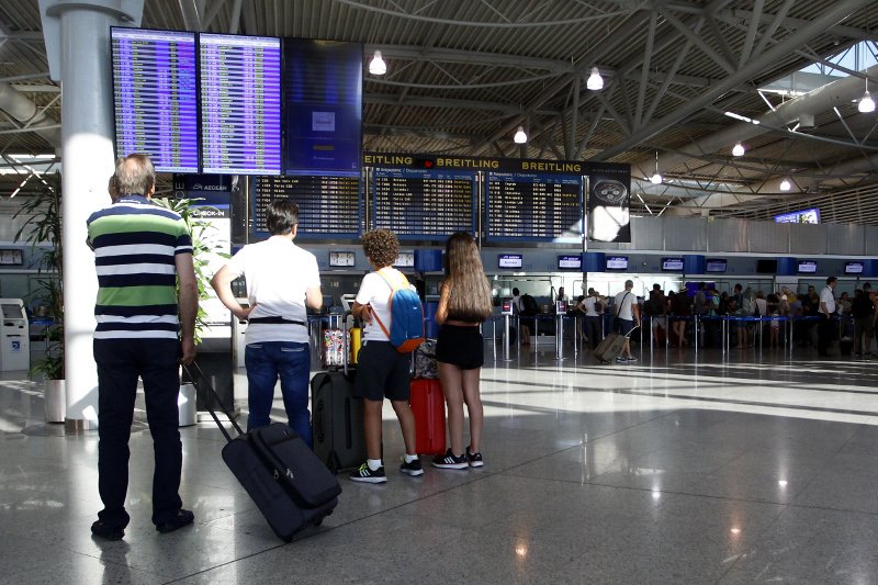 Με αεροπλάνα και βαπόρια οι αδειούχοι εγκαταλείπουν την Αθήνα -Χαμός σε αεροδρόμιο και λιμάνια [εικόνες] | iefimerida.gr 7