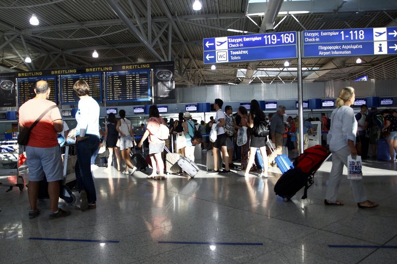 Με αεροπλάνα και βαπόρια οι αδειούχοι εγκαταλείπουν την Αθήνα -Χαμός σε αεροδρόμιο και λιμάνια [εικόνες] | iefimerida.gr 8