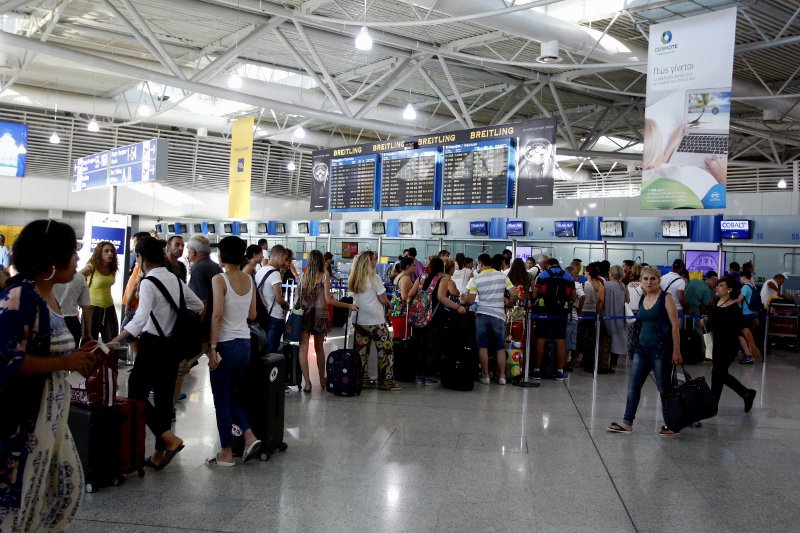 Με αεροπλάνα και βαπόρια οι αδειούχοι εγκαταλείπουν την Αθήνα -Χαμός σε αεροδρόμιο και λιμάνια [εικόνες] | iefimerida.gr 9