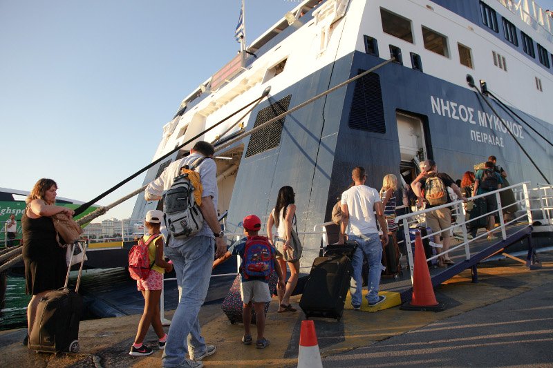 Με αεροπλάνα και βαπόρια οι αδειούχοι εγκαταλείπουν την Αθήνα -Χαμός σε αεροδρόμιο και λιμάνια [εικόνες] | iefimerida.gr 3