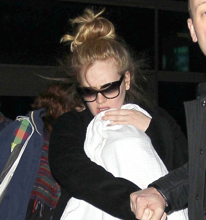 Οι πρώτες φωτογραφίες της Αντέλ με τον γιο της στην αγκαλιά [εικόνες] | iefimerida.gr 0