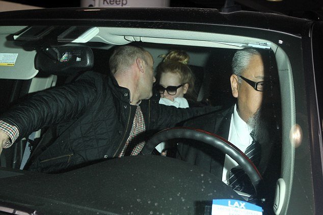 Οι πρώτες φωτογραφίες της Αντέλ με τον γιο της στην αγκαλιά [εικόνες] | iefimerida.gr 1