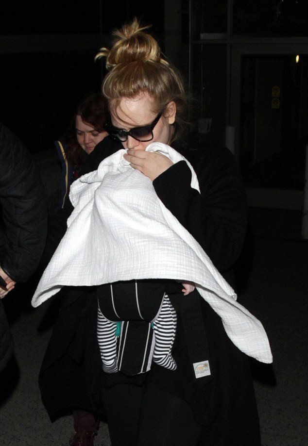 Οι πρώτες φωτογραφίες της Αντέλ με τον γιο της στην αγκαλιά [εικόνες] | iefimerida.gr 2