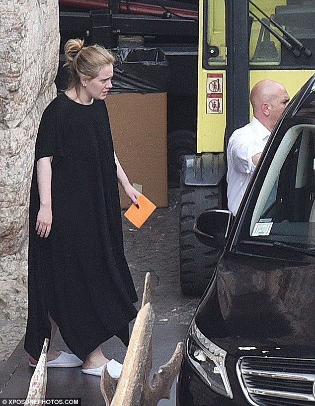 Ενα κορίτσι σαν όλα τα άλλα η Adele: Χωρίς μακιγιάζ, με αλογοουρά και παντόφλες [εικόνα] | iefimerida.gr 0