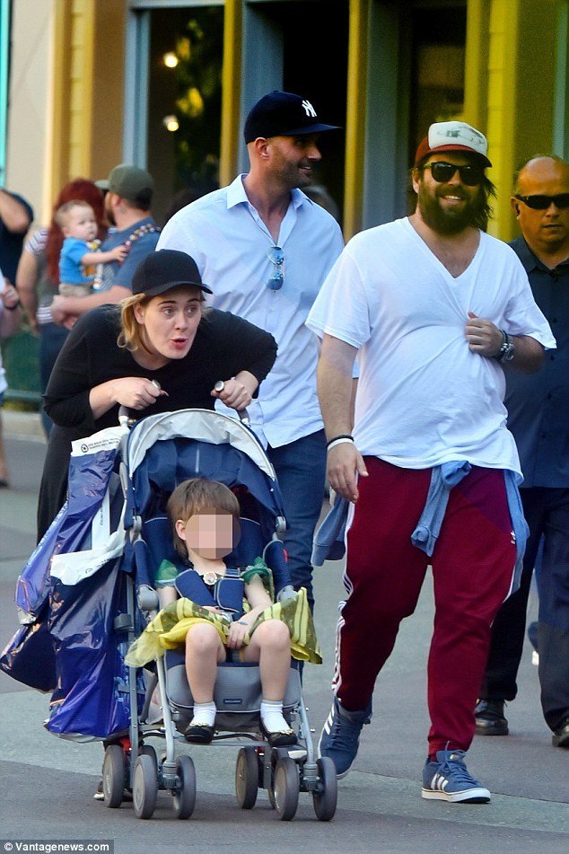 Μια άλλη Adele, αγνώριστη -Χωρίς μακιγιάζ, βόλτα με τον γιο της [εικόνες] | iefimerida.gr 1