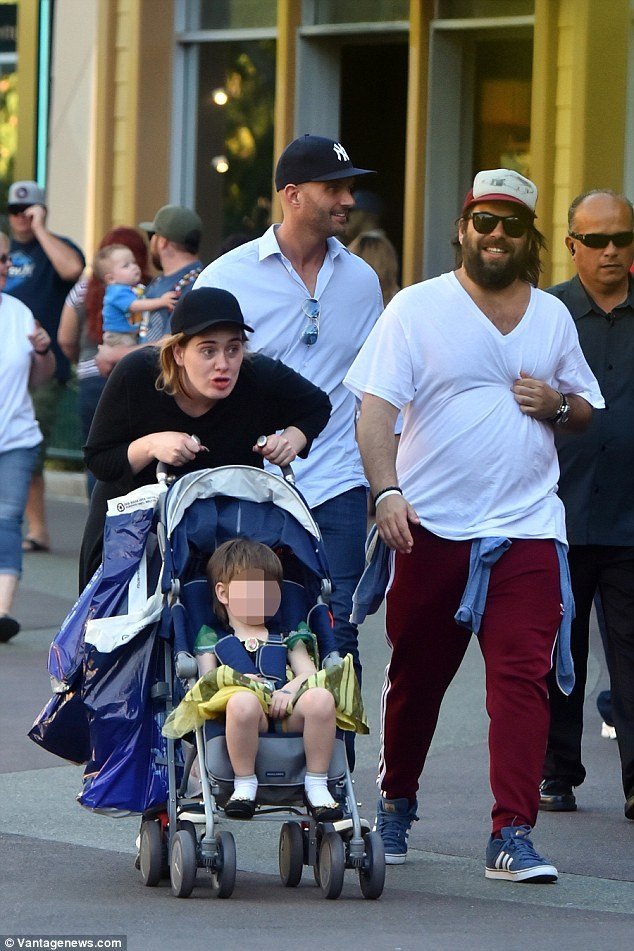 Μια άλλη Adele, αγνώριστη -Χωρίς μακιγιάζ, βόλτα με τον γιο της [εικόνες] | iefimerida.gr 3