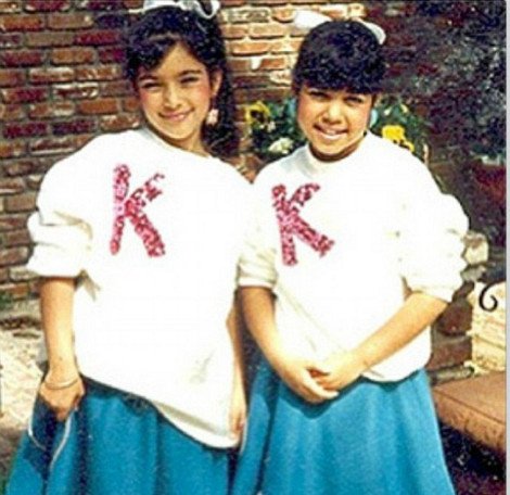 Δείτε τις Κιμ και Κόρτνεϊ Καρντάσιαν παιδιά με μακριές φούστες και λευκούς φιόγκους στα μαλλιά [εικόνα] | iefimerida.gr 0