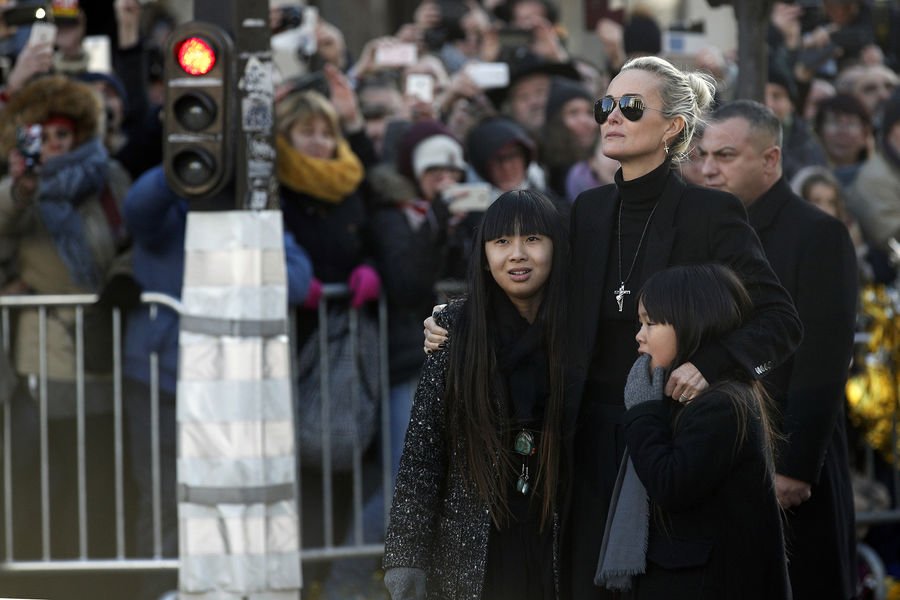 Αντελίν, η μόνη γυναίκα που δεν πήγε στην κηδεία του Τζόνι Χαλιντέι [εικόνες] | iefimerida.gr 0