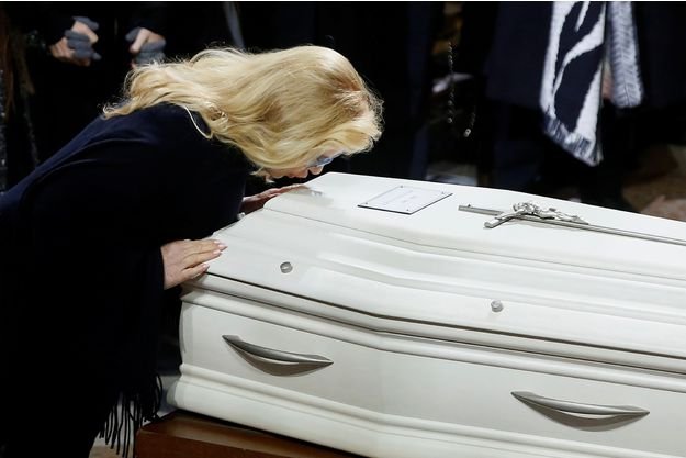 Αντελίν, η μόνη γυναίκα που δεν πήγε στην κηδεία του Τζόνι Χαλιντέι [εικόνες] | iefimerida.gr 1