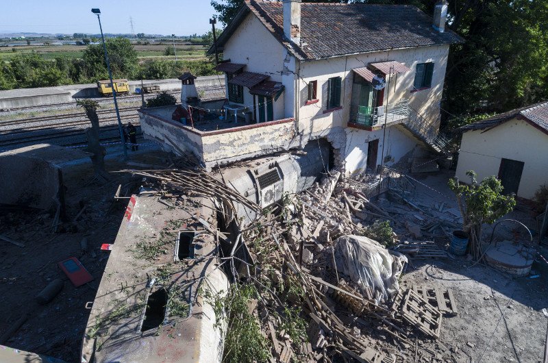 «Βομβαρδισμένο» τοπίο θυμίζει το σημείο του σιδηροδρομικού δυστυχήματος [εικόνες] | iefimerida.gr 6