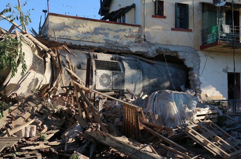 «Βομβαρδισμένο» τοπίο θυμίζει το σημείο του σιδηροδρομικού δυστυχήματος [εικόνες] | iefimerida.gr 3