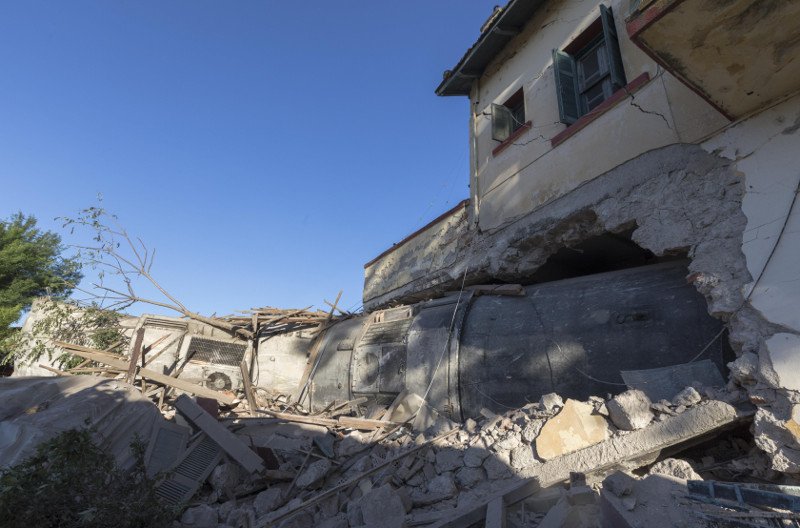 «Βομβαρδισμένο» τοπίο θυμίζει το σημείο του σιδηροδρομικού δυστυχήματος [εικόνες] | iefimerida.gr 4