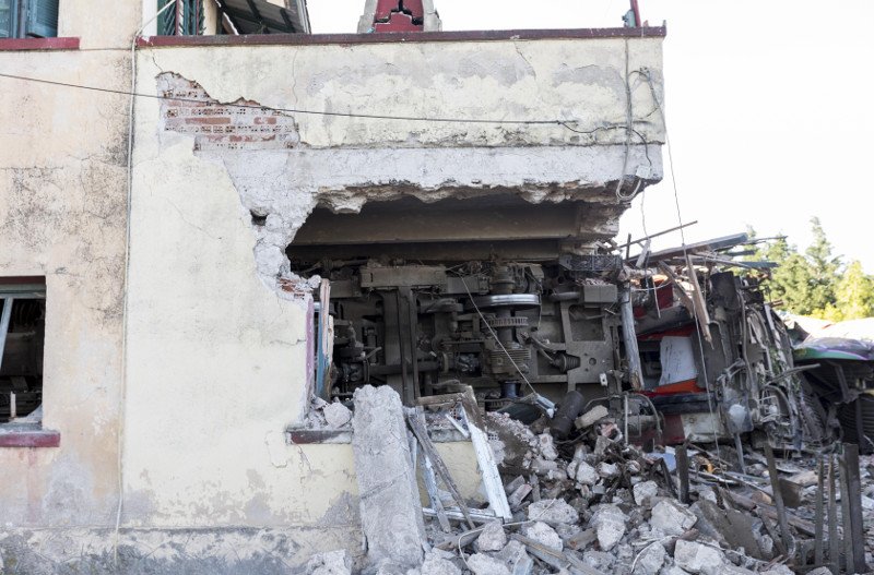 «Βομβαρδισμένο» τοπίο θυμίζει το σημείο του σιδηροδρομικού δυστυχήματος [εικόνες] | iefimerida.gr 0