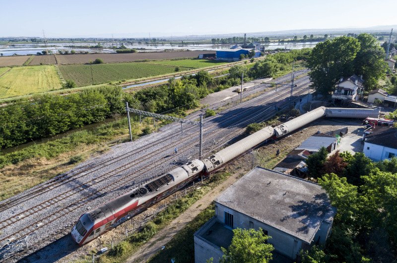 «Βομβαρδισμένο» τοπίο θυμίζει το σημείο του σιδηροδρομικού δυστυχήματος [εικόνες] | iefimerida.gr 2