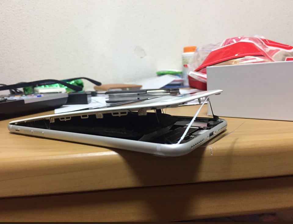 Συναγερμός για το iPhone 8 Plus: Πρήζεται η μπαταρία και το κινητό ανοίγει στα δύο -Περιστατικό και στην Ελλάδα | iefimerida.gr 1