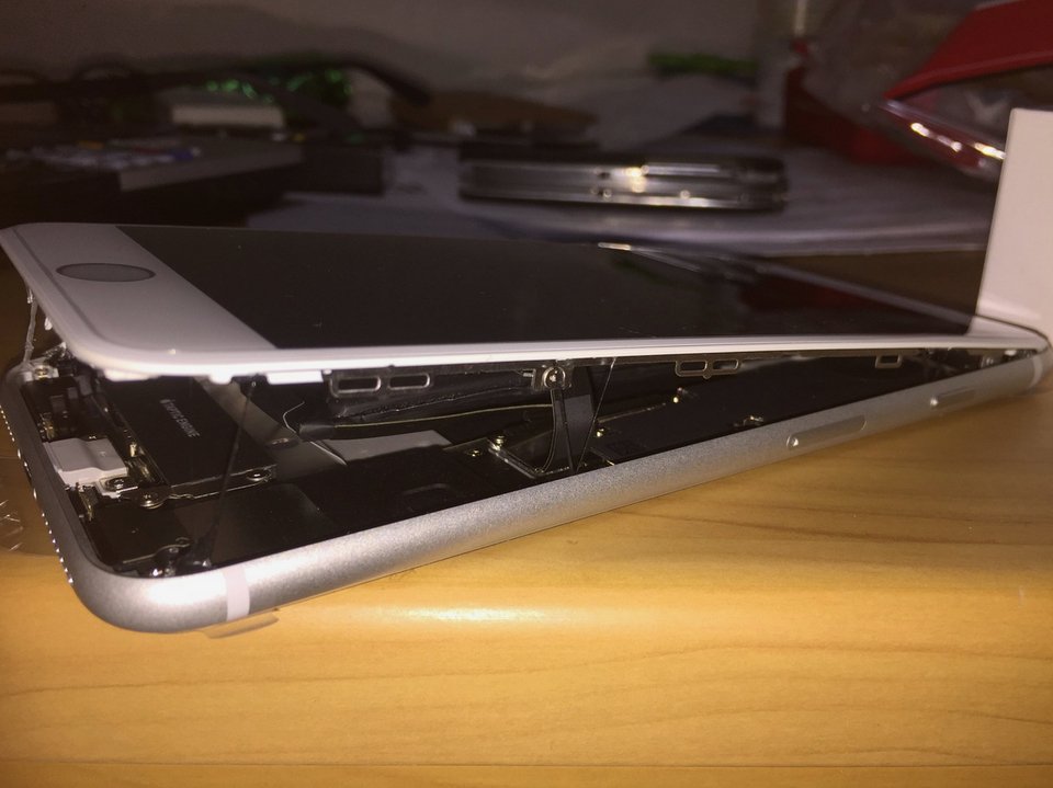 Συναγερμός για το iPhone 8 Plus: Πρήζεται η μπαταρία και το κινητό ανοίγει στα δύο -Περιστατικό και στην Ελλάδα | iefimerida.gr 2