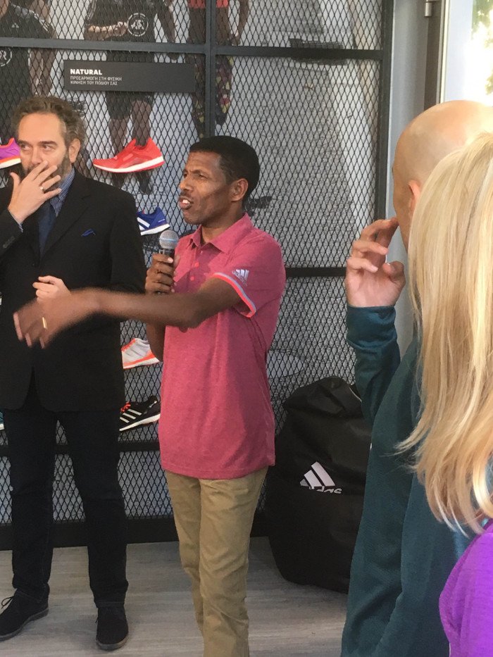 O Χάιλε Γκεμπρσελασιέ εγκαινίασε το πρώτο Adidas Runbase στην Αθήνα [εικόνες] | iefimerida.gr 2