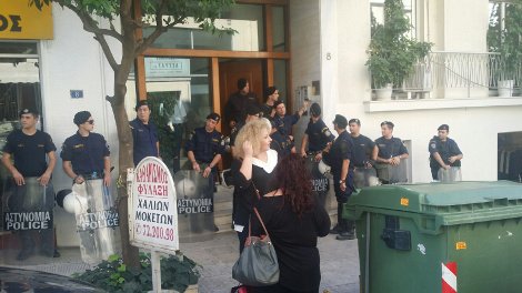 Αδιόριστοι εκπαιδευτικοί έκαναν συμβολική κατάληψη στο γραφείου του Κυριάκου Μητσοτάκη [εικόνες] | iefimerida.gr 1