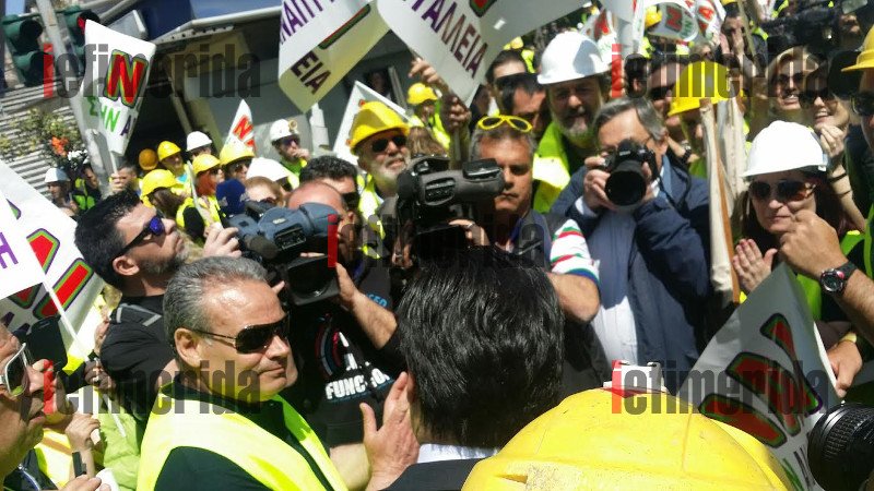 Με κράνος εργοταξίου στην πορεία των μεταλλωρύχων από τις Σκουριές ο Αδωνις Γεωργιάδης [εικόνες] | iefimerida.gr 2