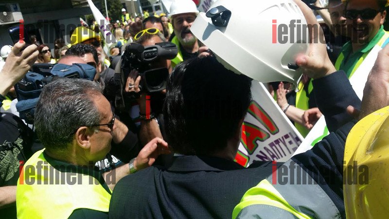 Με κράνος εργοταξίου στην πορεία των μεταλλωρύχων από τις Σκουριές ο Αδωνις Γεωργιάδης [εικόνες] | iefimerida.gr 3
