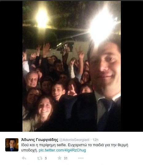Η selfie του Αδωνι με μια ολόκληρη τάξη -Εξω από τη Βουλή, μετά την ψηφοφορία [εικόνες] | iefimerida.gr 0