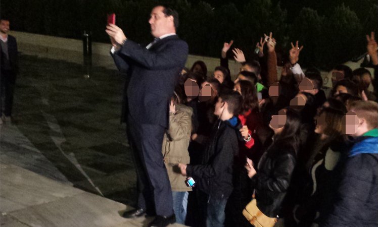 Η selfie του Αδωνι με μια ολόκληρη τάξη -Εξω από τη Βουλή, μετά την ψηφοφορία [εικόνες] | iefimerida.gr 1