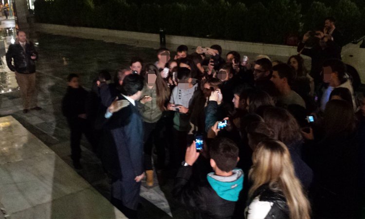 Η selfie του Αδωνι με μια ολόκληρη τάξη -Εξω από τη Βουλή, μετά την ψηφοφορία [εικόνες] | iefimerida.gr 2