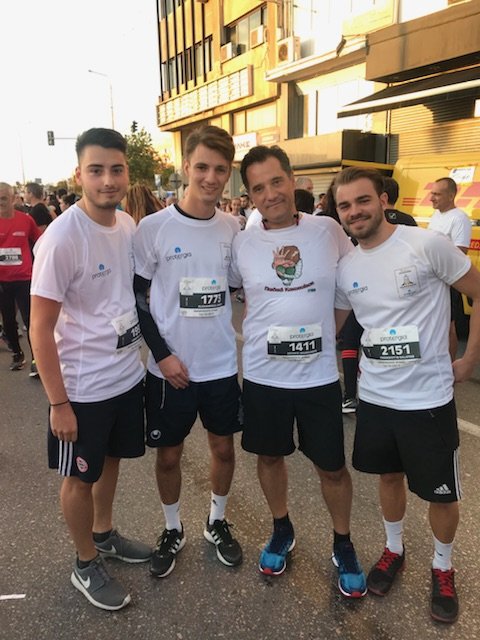 Ο Αδωνις τρέχει για την καμπάνια της Ελενας Ράπτη [εικόνες] | iefimerida.gr 1