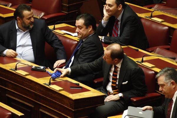 O Aνδρέας Ψυχάρης ζηλεύει το μπλε ακουστικό του Αδωνι Γεωργιάδη [εικόνα] | iefimerida.gr 0