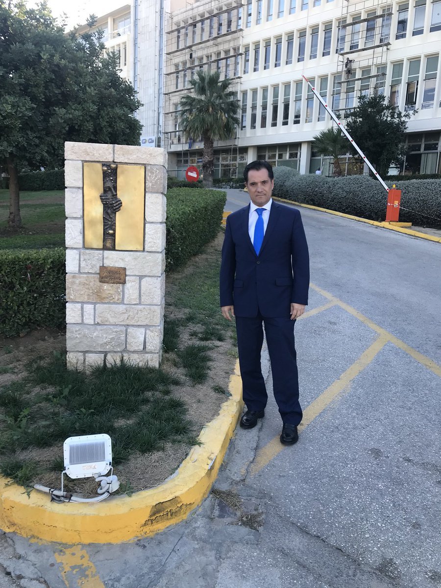 Ο Αδωνις πόζαρε και γέλασε με το μνημείο πεσόντων της ΕΡΤ -«Γράφει μια μούφα του Σώρρα» [εικόνες] | iefimerida.gr 1