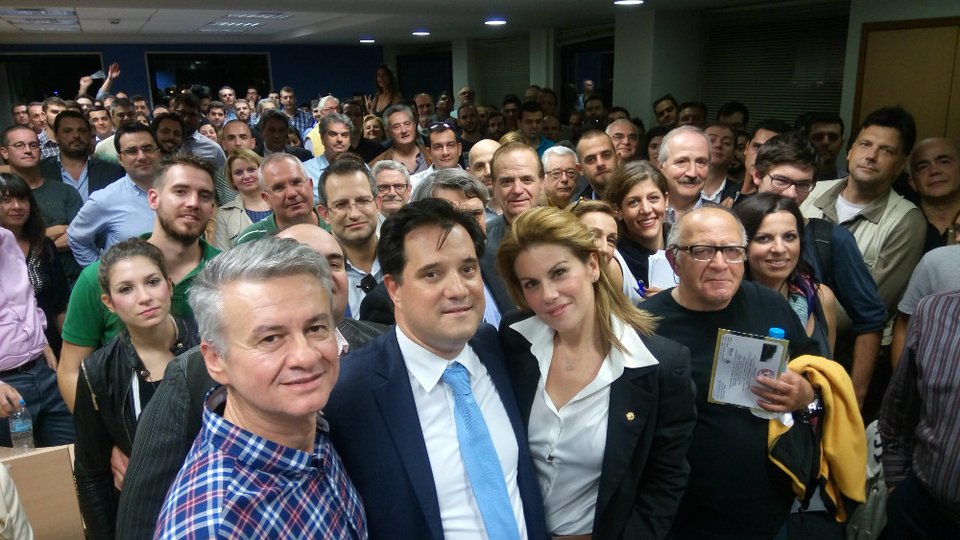 Η σέλφι του Αδωνι και της Ευγενίας με τους εθελοντές [εικόνες] | iefimerida.gr 2