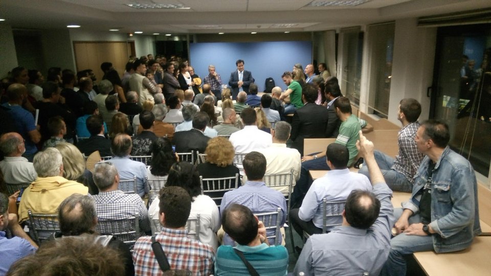 Η σέλφι του Αδωνι και της Ευγενίας με τους εθελοντές [εικόνες] | iefimerida.gr 3