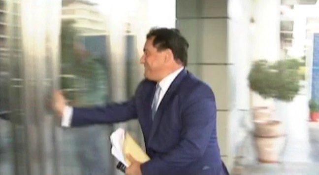 Μάζεψε τις 50 υπογραφές: Ο Αδωνις τρέχει με χίλια στη Συγγρού για να καταθέσει υποψηφιότητα [βίντεο] | iefimerida.gr 3