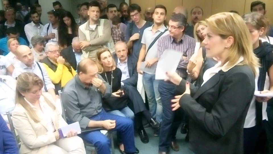 Η σέλφι του Αδωνι και της Ευγενίας με τους εθελοντές [εικόνες] | iefimerida.gr 1