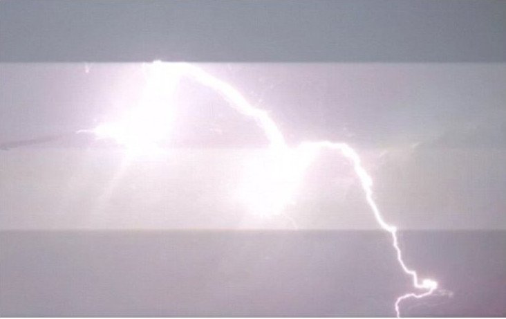 Επιβάτης αεροσκάφους καταγράφει τη στιγμή που χτυπά κεραυνός το φτερό [εντυπωσιακές εικόνες] | iefimerida.gr 0