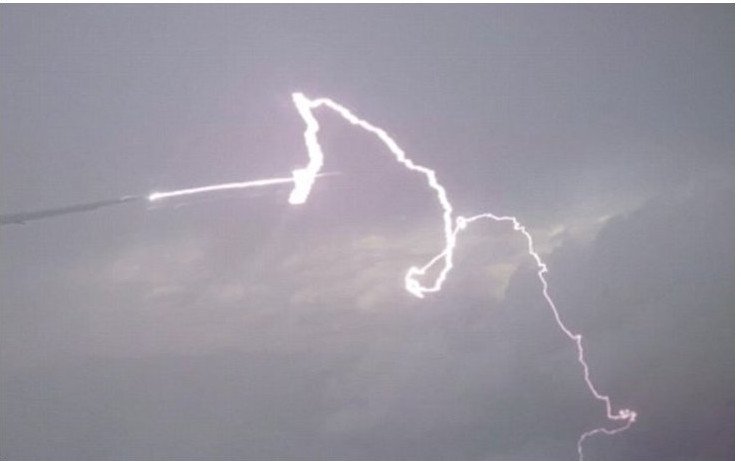 Επιβάτης αεροσκάφους καταγράφει τη στιγμή που χτυπά κεραυνός το φτερό [εντυπωσιακές εικόνες] | iefimerida.gr 1