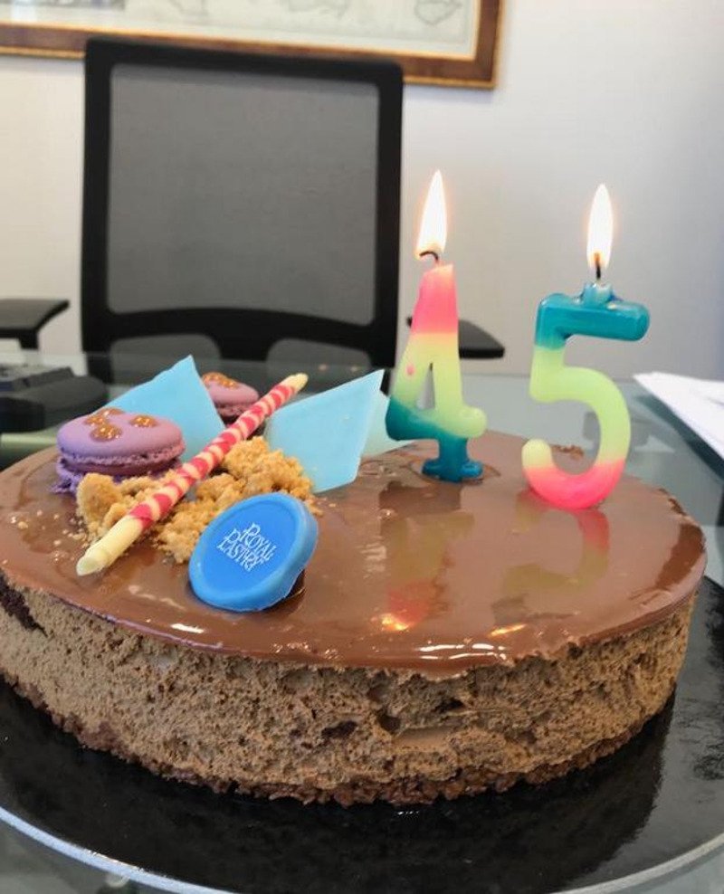 Γενέθλια σήμερα για τον Αδωνι -Η πρώτη τούρτα από τους συνεργάτες του [εικόνες] | iefimerida.gr 0