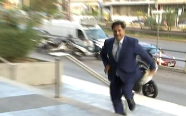 Μάζεψε τις 50 υπογραφές: Ο Αδωνις τρέχει με χίλια στη Συγγρού για να καταθέσει υποψηφιότητα [βίντεο] | iefimerida.gr 2