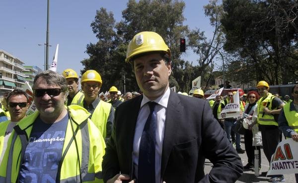 Με κράνος εργοταξίου στην πορεία των μεταλλωρύχων από τις Σκουριές ο Αδωνις Γεωργιάδης [εικόνες] | iefimerida.gr 5